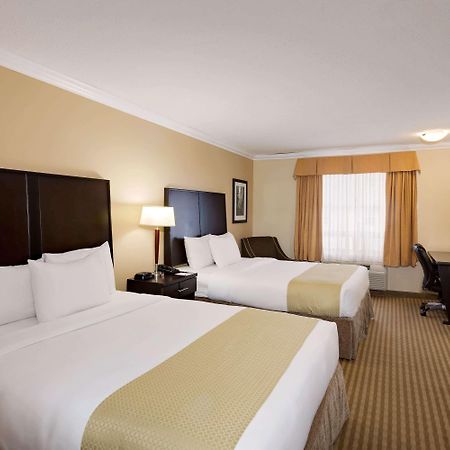 รามาดา บาย วินด์แฮม โคลด์ เลก Hotel Cold Lake ภายนอก รูปภาพ