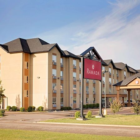 รามาดา บาย วินด์แฮม โคลด์ เลก Hotel Cold Lake ภายนอก รูปภาพ