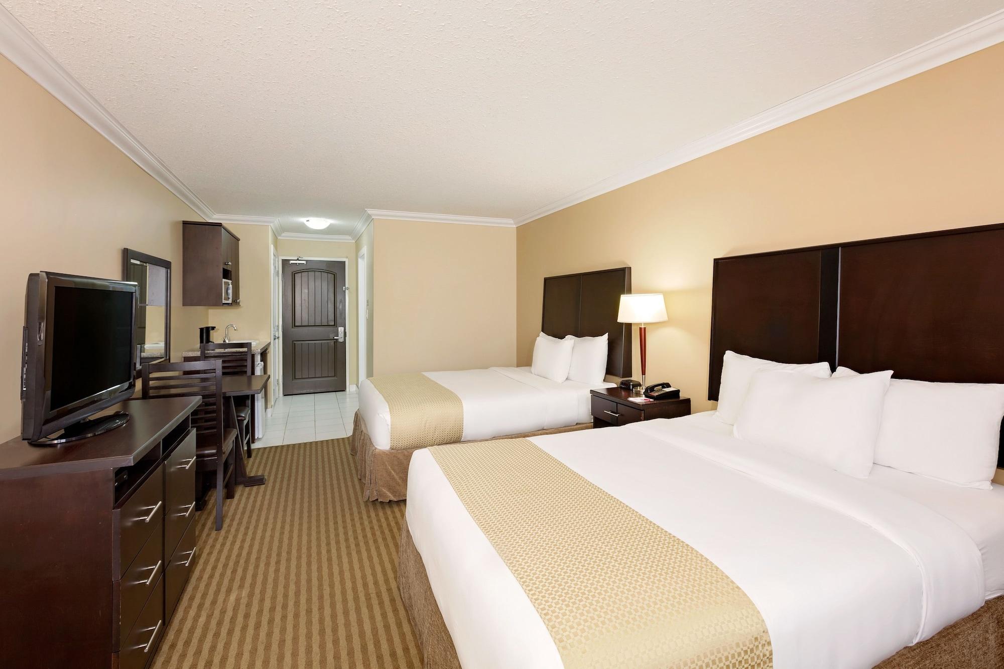 รามาดา บาย วินด์แฮม โคลด์ เลก Hotel Cold Lake ภายนอก รูปภาพ