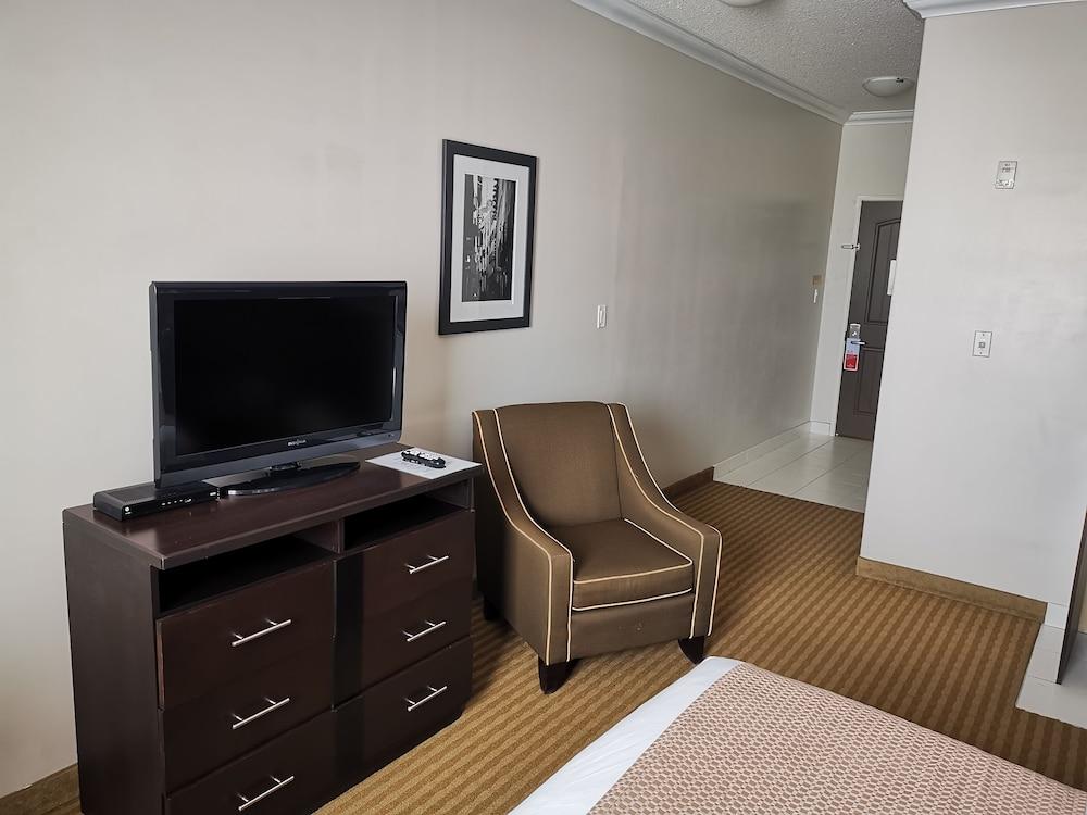 รามาดา บาย วินด์แฮม โคลด์ เลก Hotel Cold Lake ภายนอก รูปภาพ