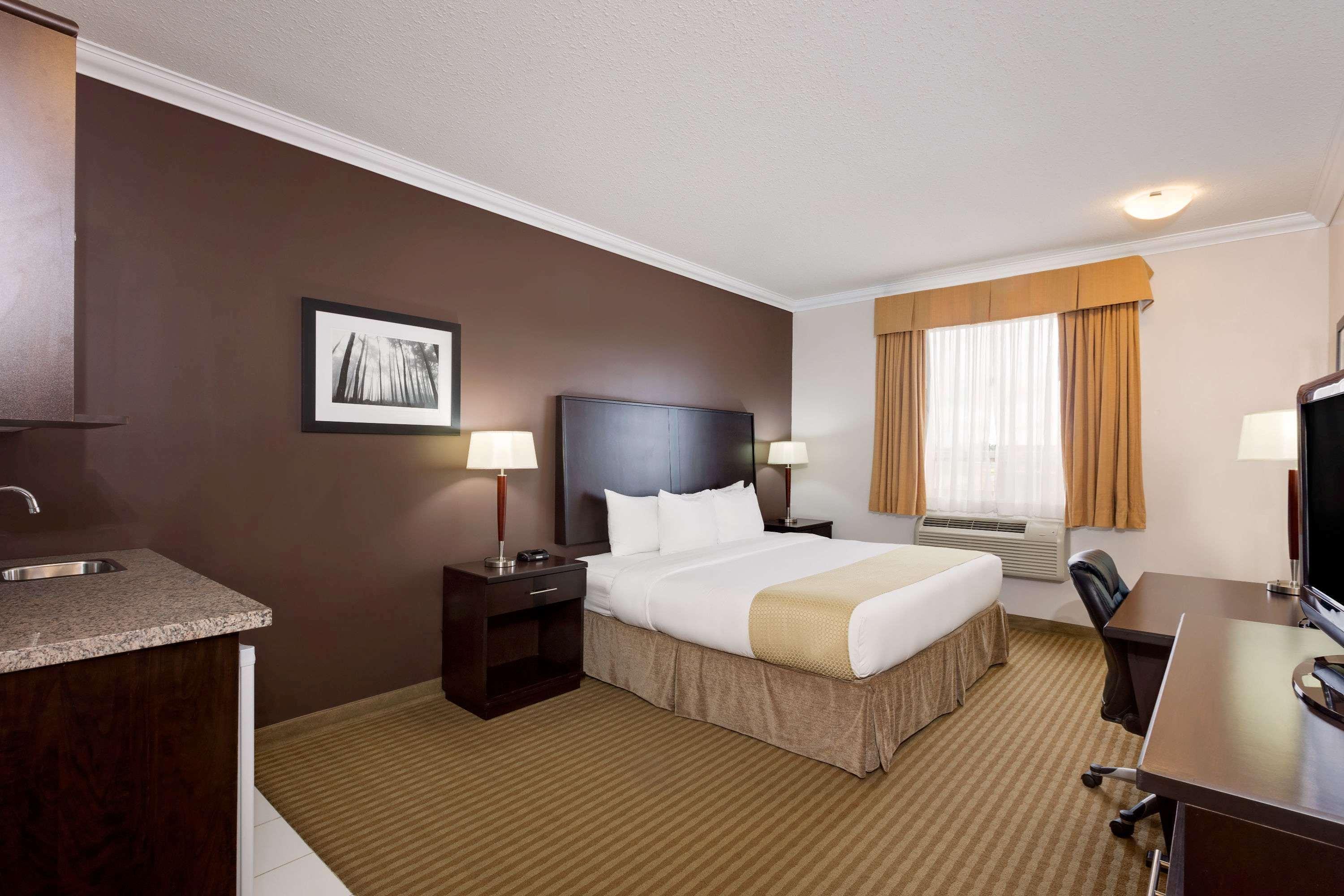 รามาดา บาย วินด์แฮม โคลด์ เลก Hotel Cold Lake ภายนอก รูปภาพ