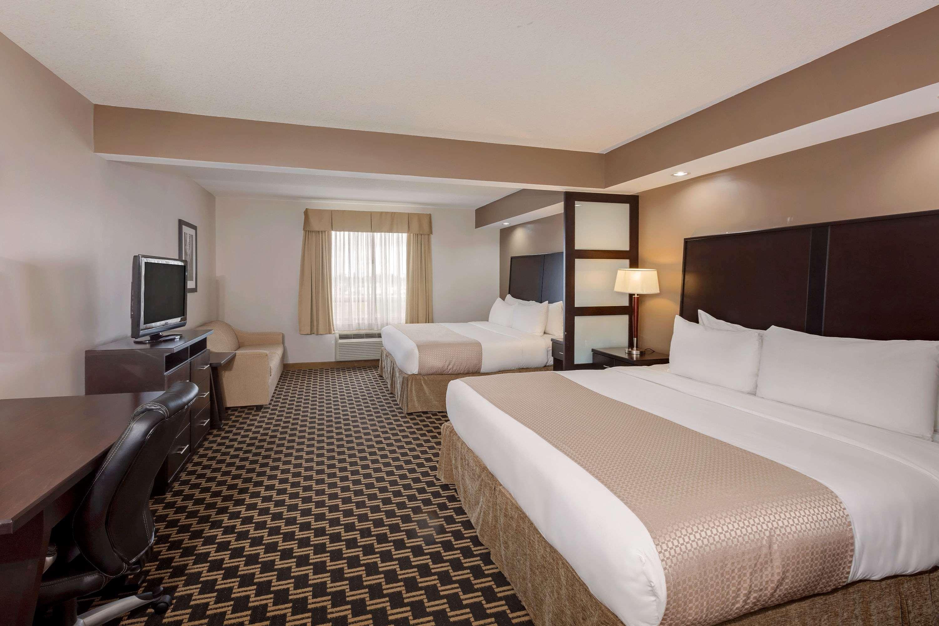 รามาดา บาย วินด์แฮม โคลด์ เลก Hotel Cold Lake ภายนอก รูปภาพ