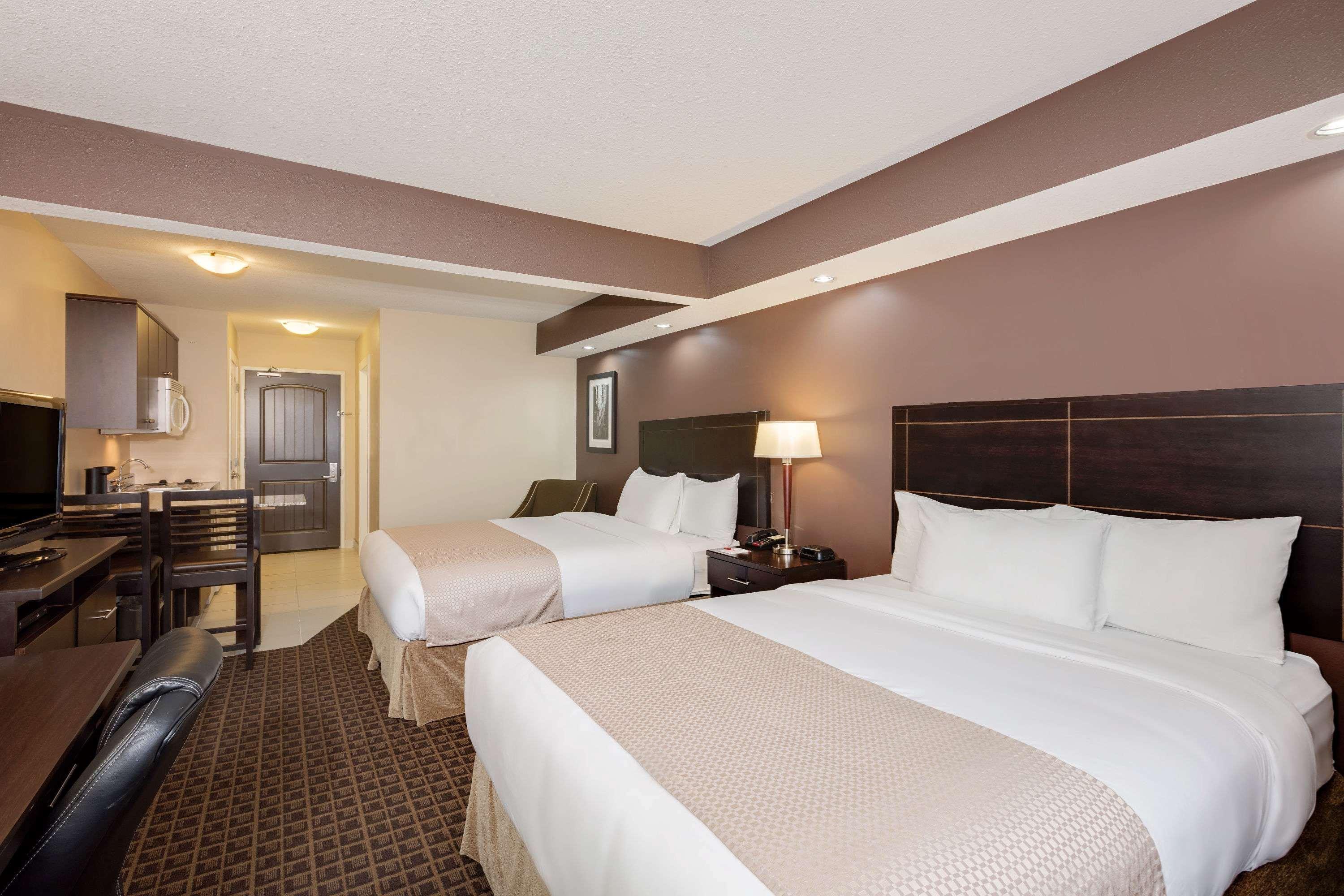รามาดา บาย วินด์แฮม โคลด์ เลก Hotel Cold Lake ภายนอก รูปภาพ
