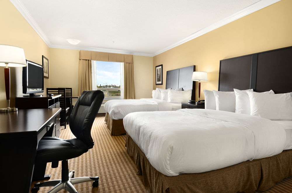 รามาดา บาย วินด์แฮม โคลด์ เลก Hotel Cold Lake ภายนอก รูปภาพ