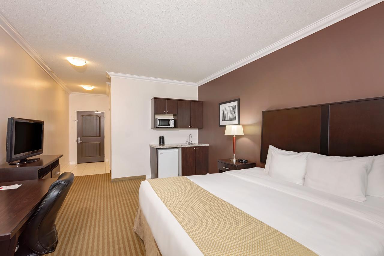 รามาดา บาย วินด์แฮม โคลด์ เลก Hotel Cold Lake ภายนอก รูปภาพ