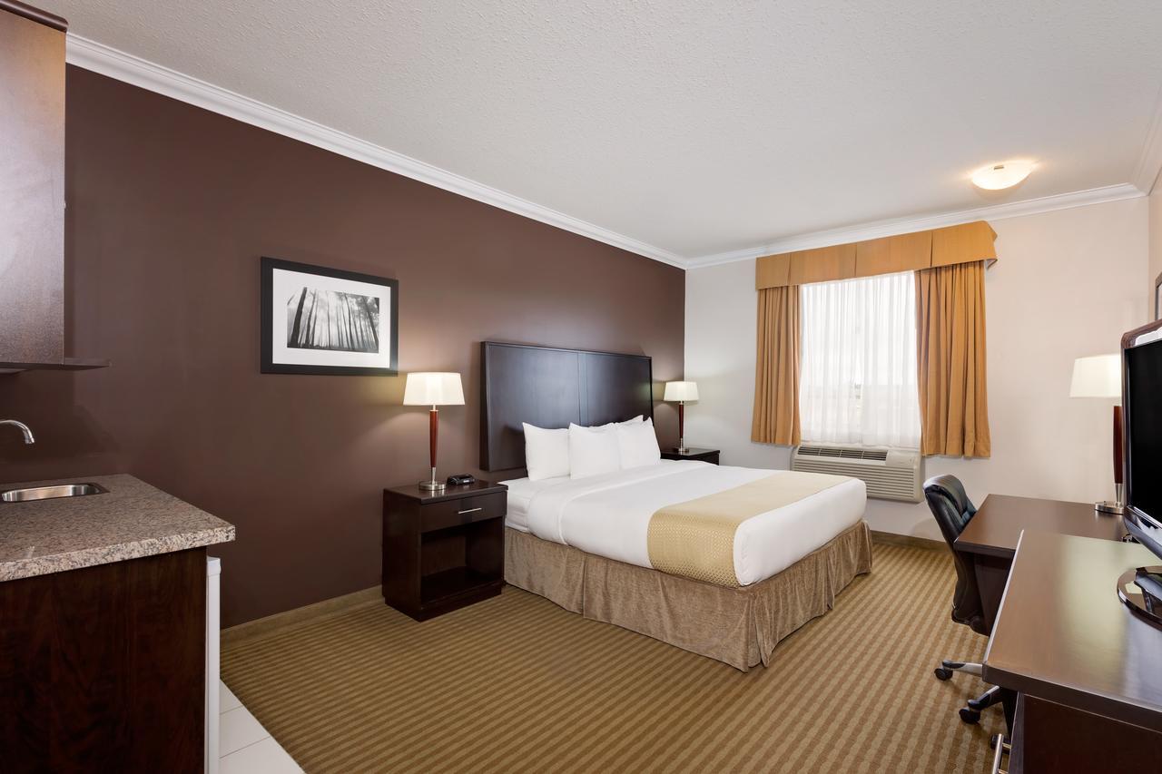 รามาดา บาย วินด์แฮม โคลด์ เลก Hotel Cold Lake ภายนอก รูปภาพ