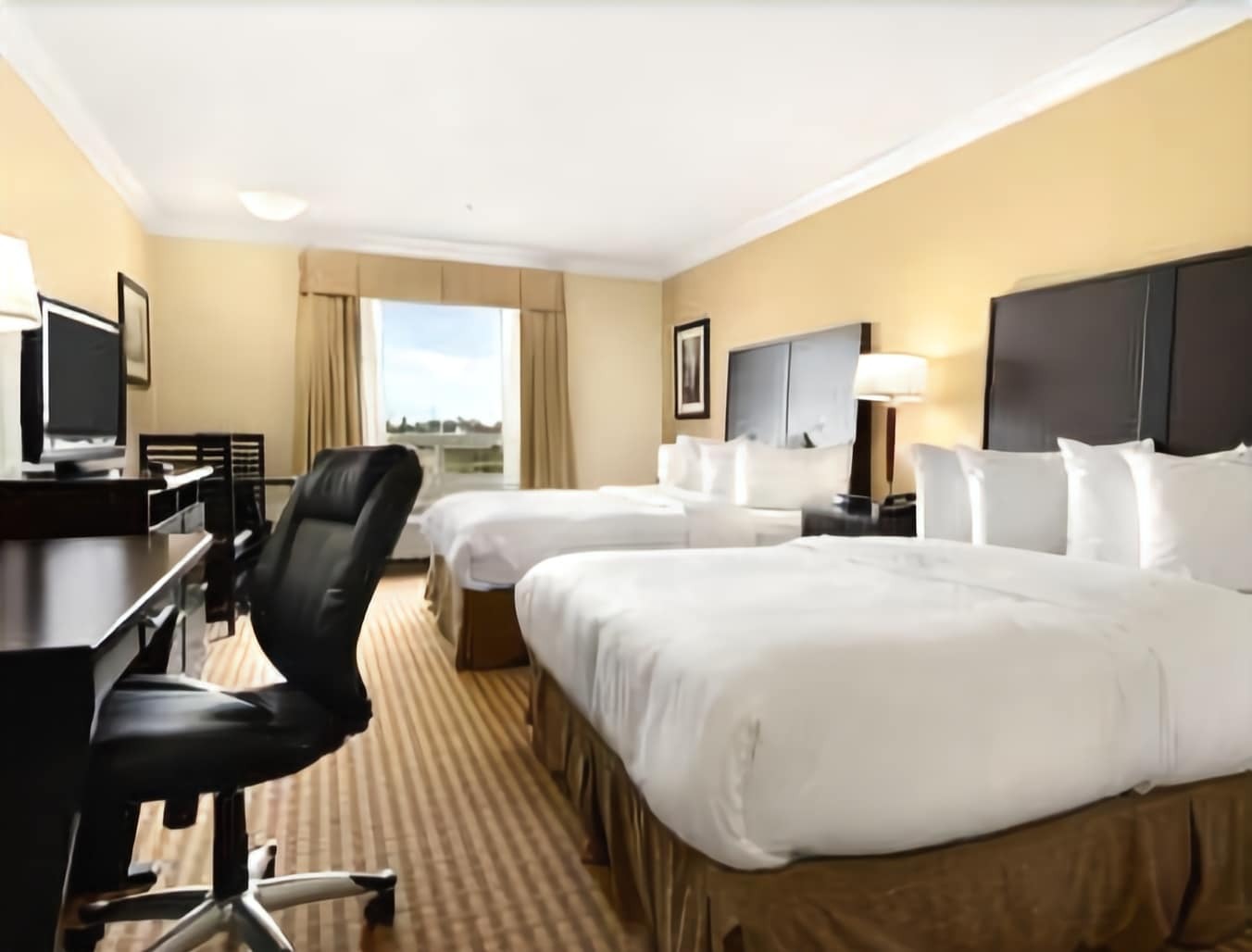 รามาดา บาย วินด์แฮม โคลด์ เลก Hotel Cold Lake ภายนอก รูปภาพ