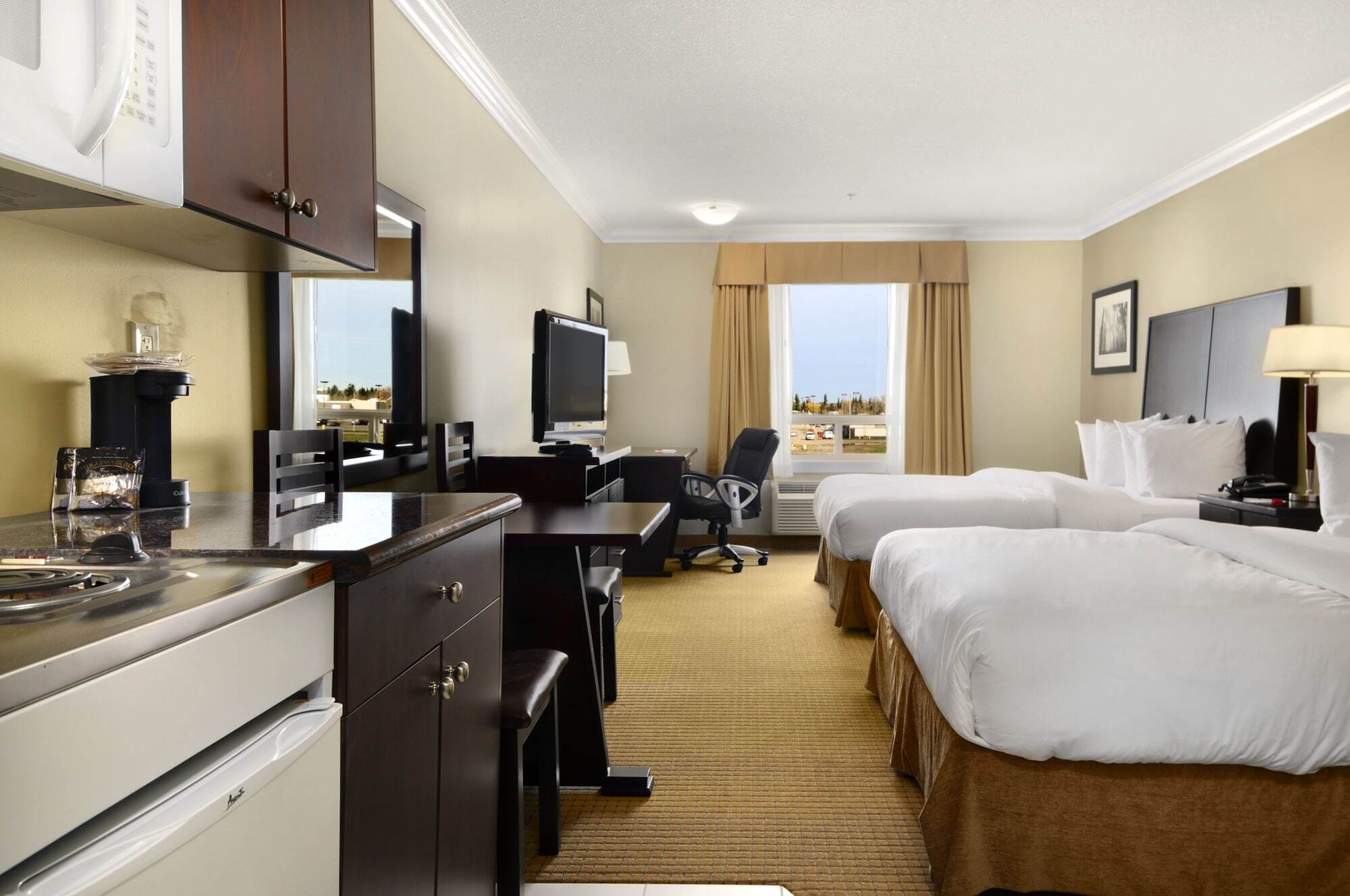 รามาดา บาย วินด์แฮม โคลด์ เลก Hotel Cold Lake ภายนอก รูปภาพ