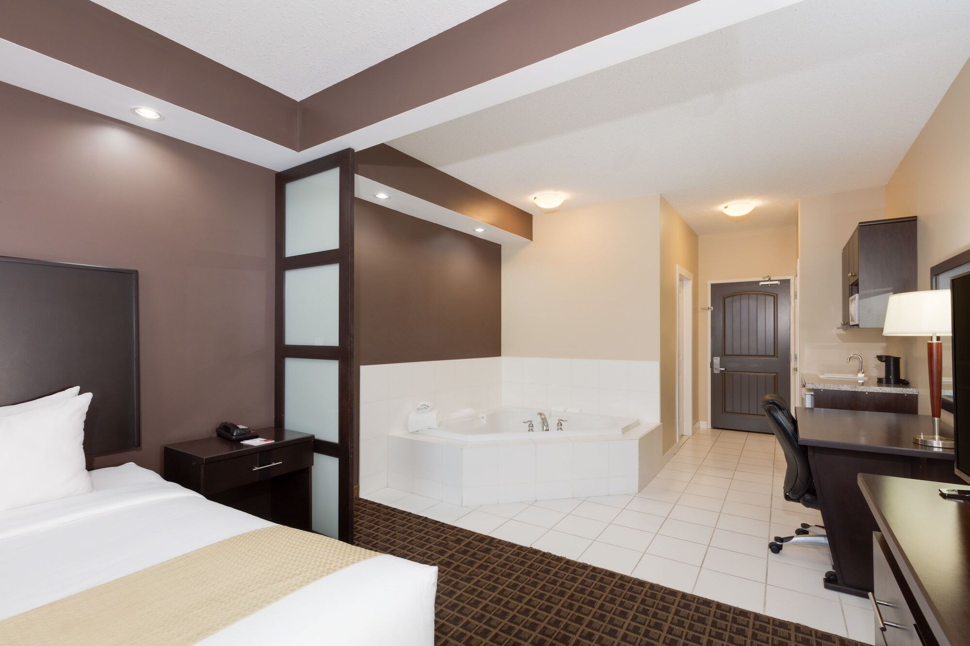 รามาดา บาย วินด์แฮม โคลด์ เลก Hotel Cold Lake ภายนอก รูปภาพ