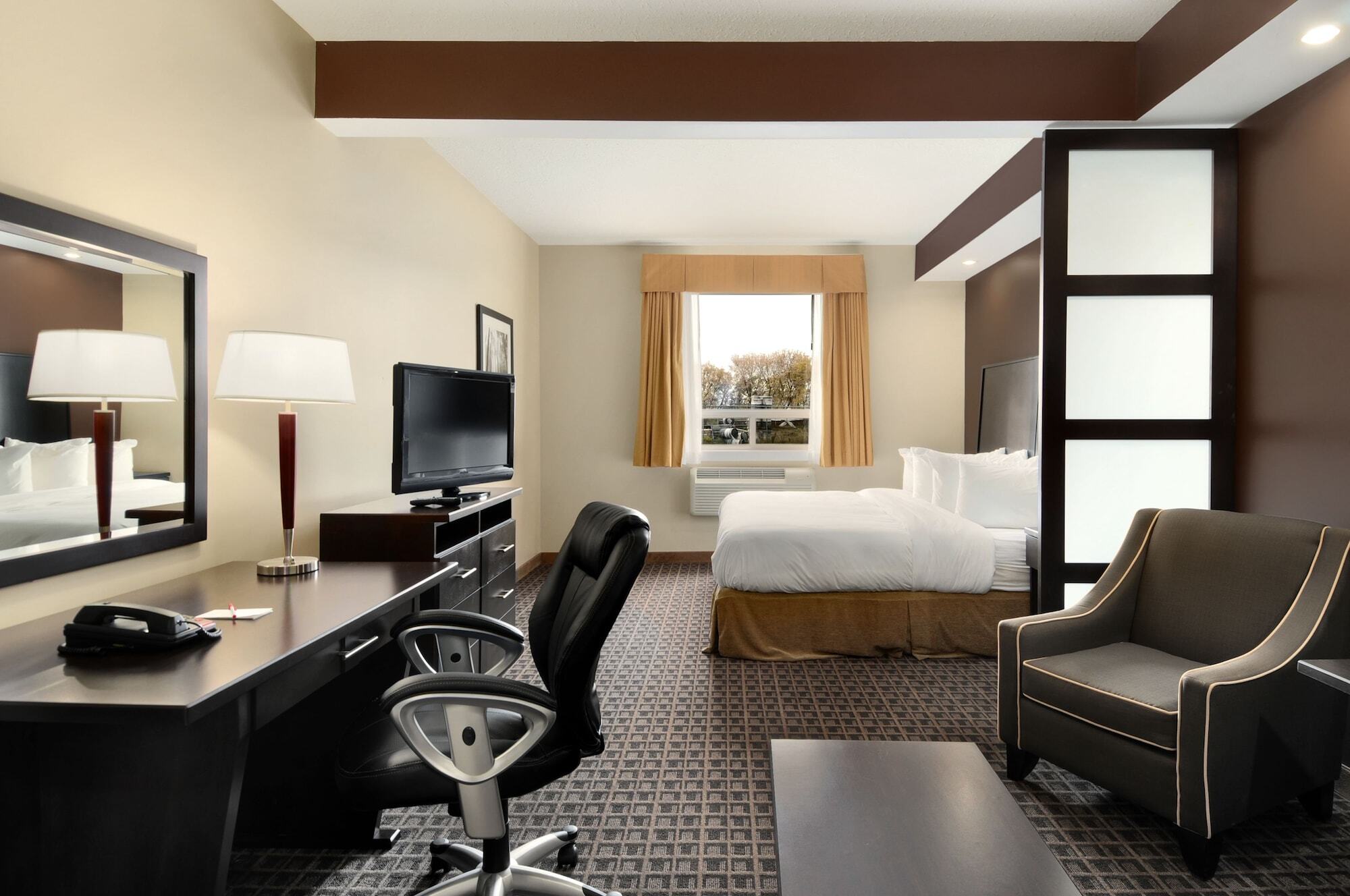 รามาดา บาย วินด์แฮม โคลด์ เลก Hotel Cold Lake ภายนอก รูปภาพ