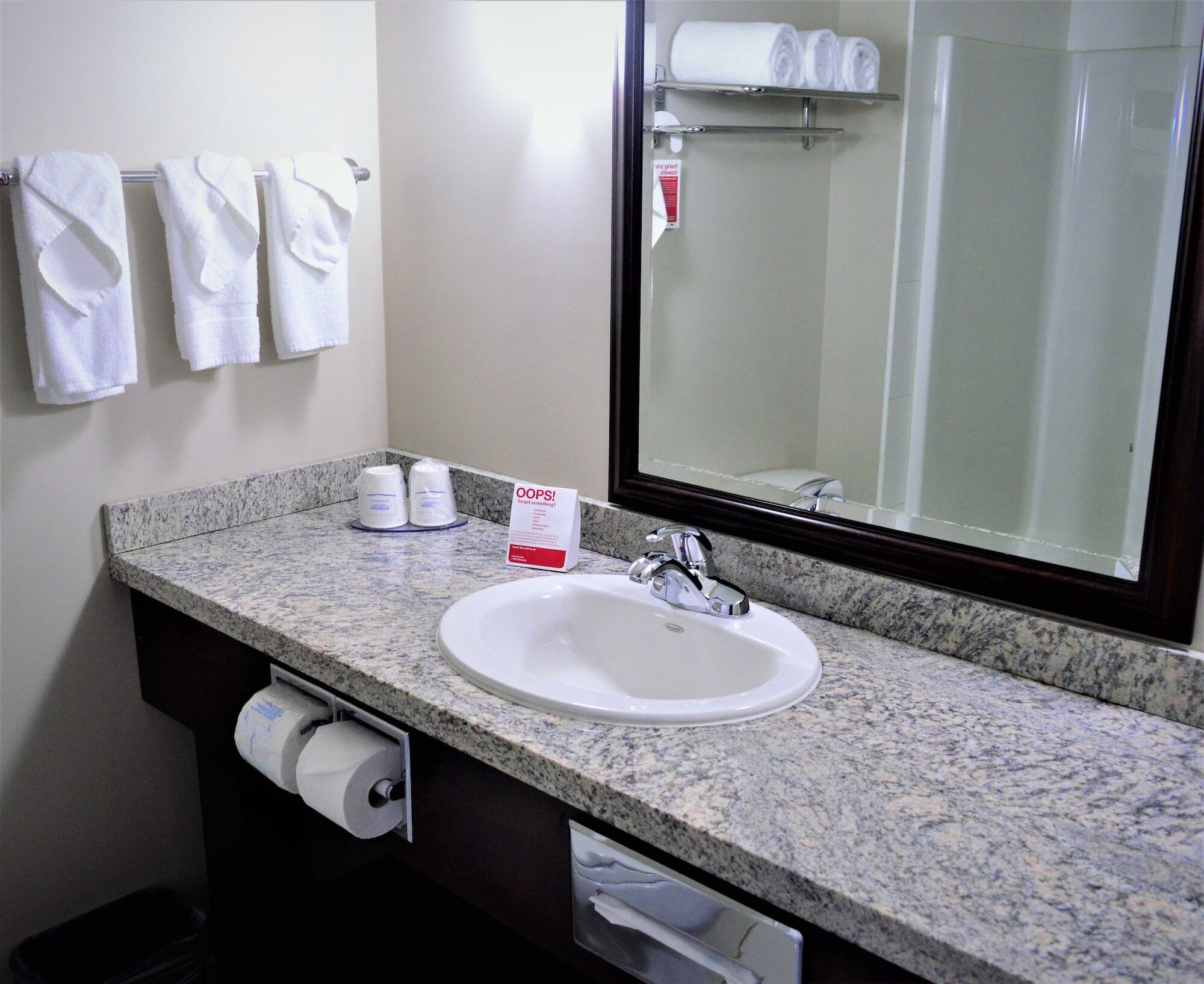 รามาดา บาย วินด์แฮม โคลด์ เลก Hotel Cold Lake ภายนอก รูปภาพ