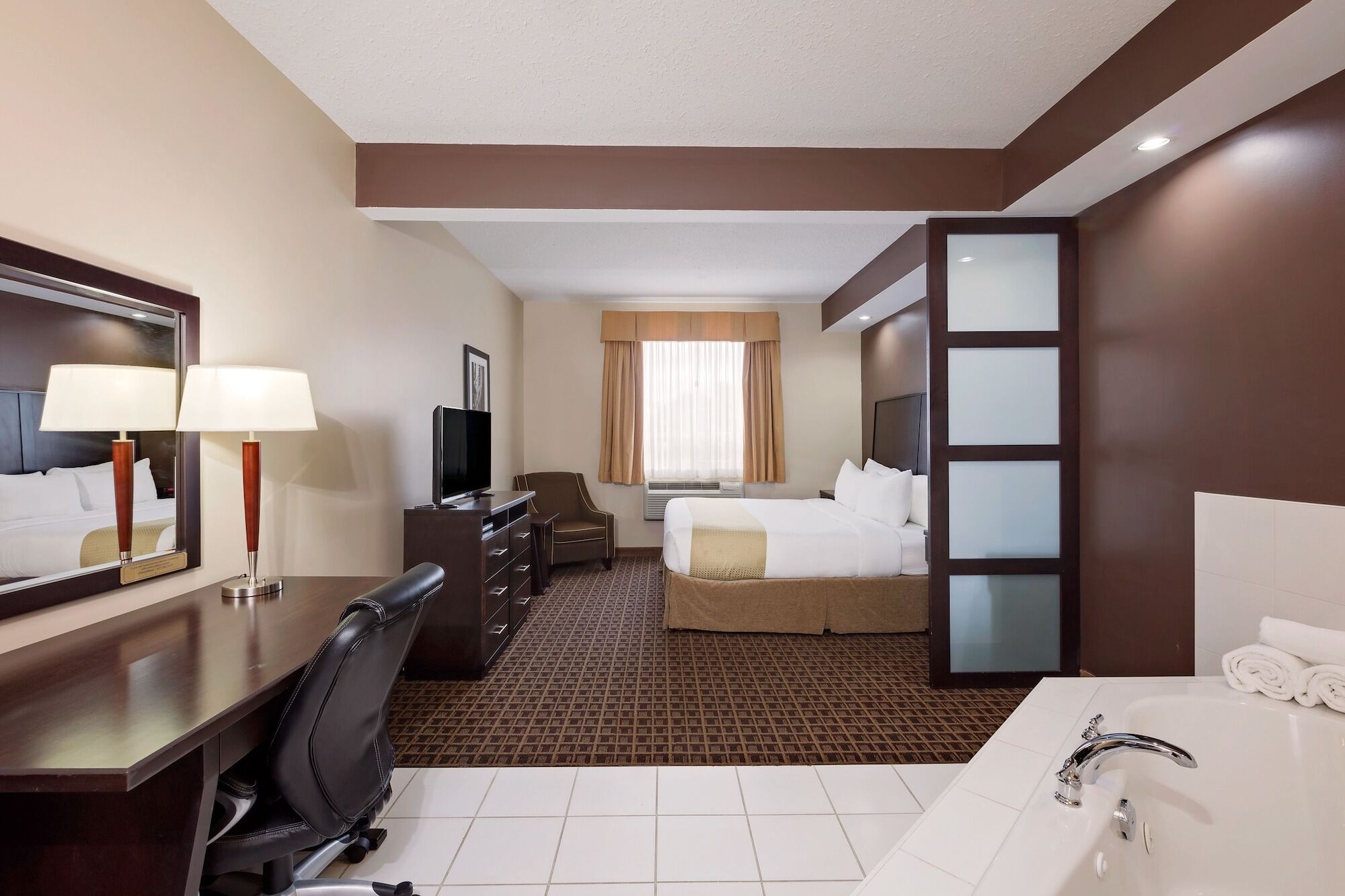 รามาดา บาย วินด์แฮม โคลด์ เลก Hotel Cold Lake ภายนอก รูปภาพ